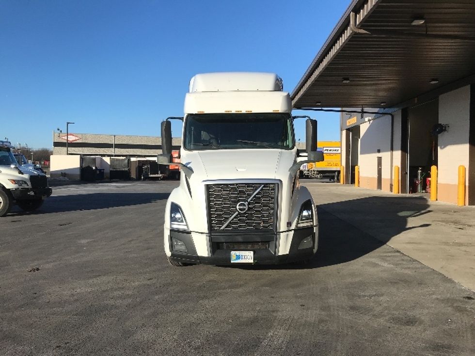 Sleeper Tractor-Heavy Duty Tractors-Volvo-2021-VNL64740-Linden-NJ-408,080\n\t\tmiles-$ 61,000 - Image 2