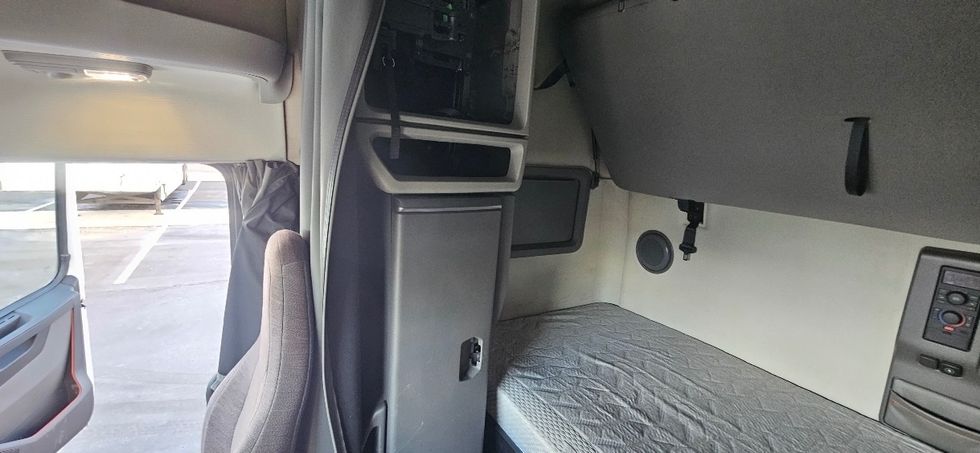 Sleeper Tractor-Heavy Duty Tractors-Volvo-2021-VNL64740-Linden-NJ-408,080\n\t\tmiles-$ 61,000 - Image 20