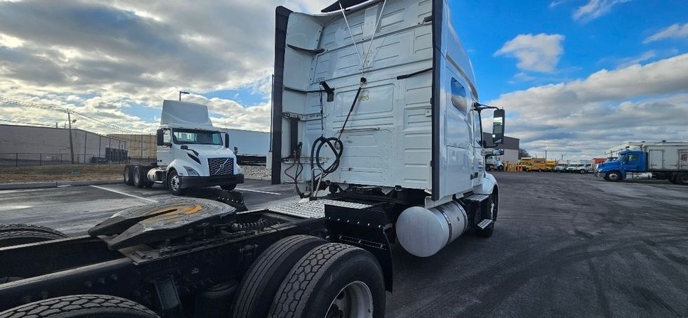 Sleeper Tractor-Heavy Duty Tractors-Volvo-2021-VNL64740-Linden-NJ-408,080\n\t\tmiles-$ 61,000 - Image 23
