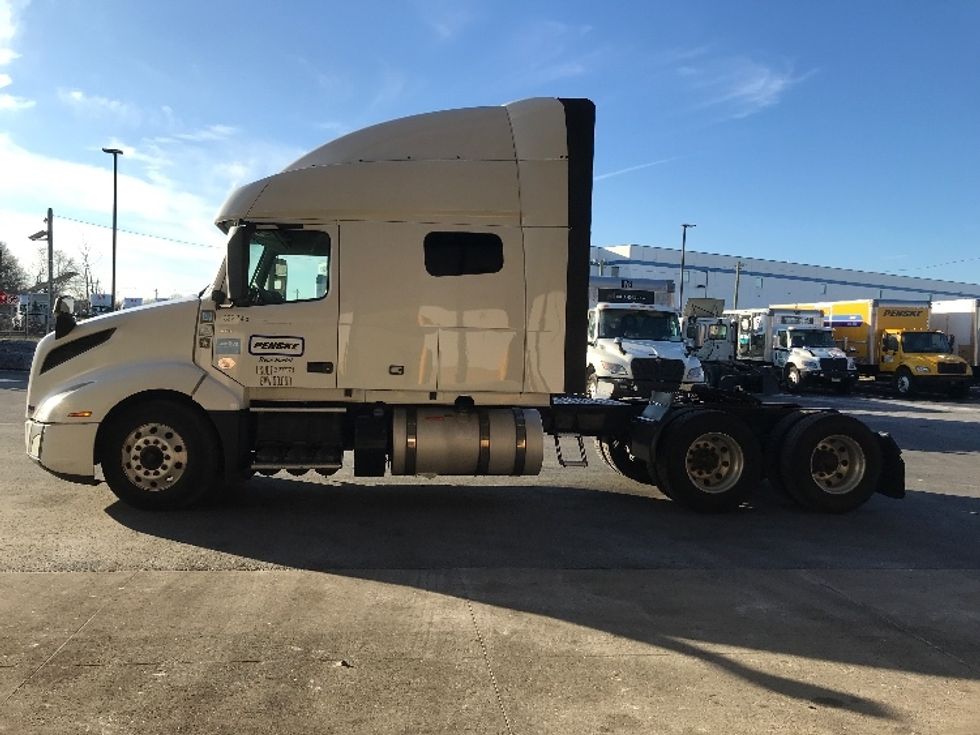 Sleeper Tractor-Heavy Duty Tractors-Volvo-2021-VNL64740-Linden-NJ-408,080\n\t\tmiles-$ 61,000 - Image 4