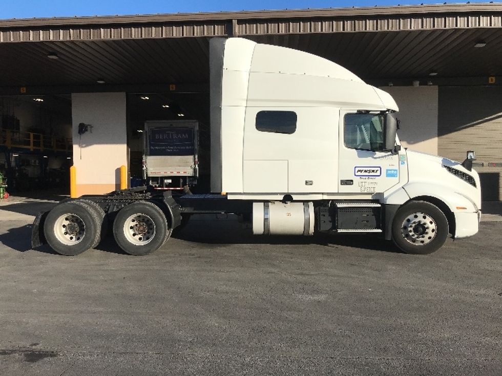Sleeper Tractor-Heavy Duty Tractors-Volvo-2021-VNL64740-Linden-NJ-408,080\n\t\tmiles-$ 61,000 - Image 8