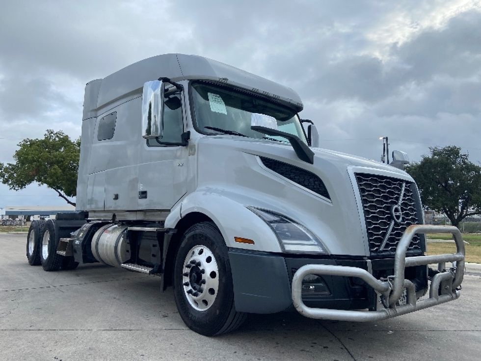 Sleeper Tractor-Heavy Duty Tractors-Volvo-2021-VNL64740-San Antonio-TX-366,200\n\t\tmiles-$ 83,500 - Image 1