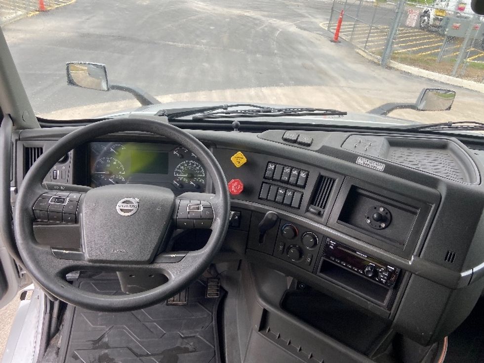 Sleeper Tractor-Heavy Duty Tractors-Volvo-2021-VNL64740-San Antonio-TX-366,200\n\t\tmiles-$ 83,500 - Image 11