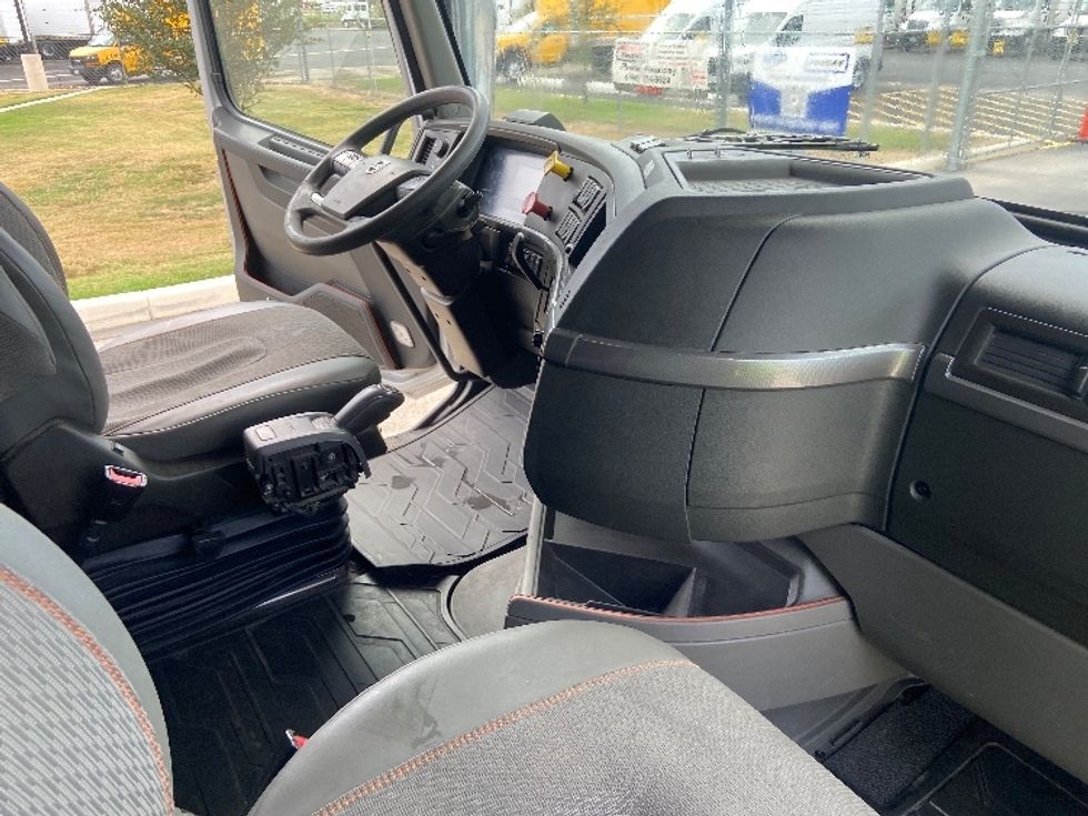 Sleeper Tractor-Heavy Duty Tractors-Volvo-2021-VNL64740-San Antonio-TX-366,200\n\t\tmiles-$ 83,500 - Image 15