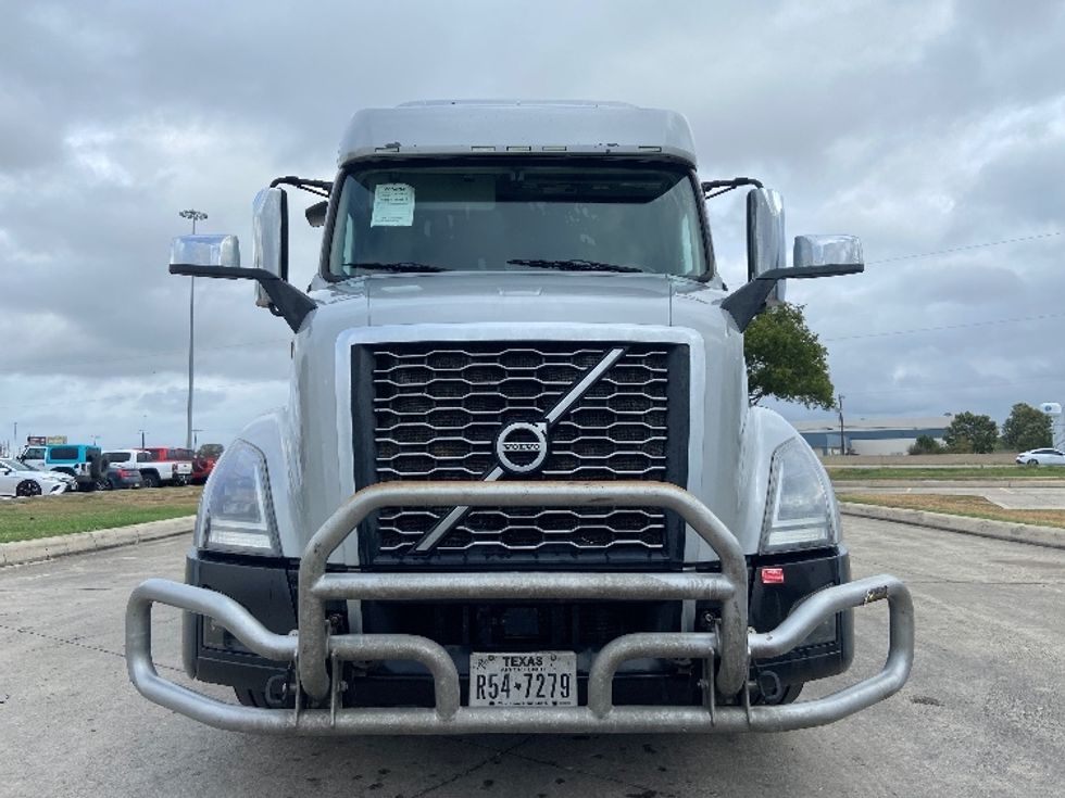 Sleeper Tractor-Heavy Duty Tractors-Volvo-2021-VNL64740-San Antonio-TX-366,200\n\t\tmiles-$ 83,500 - Image 2