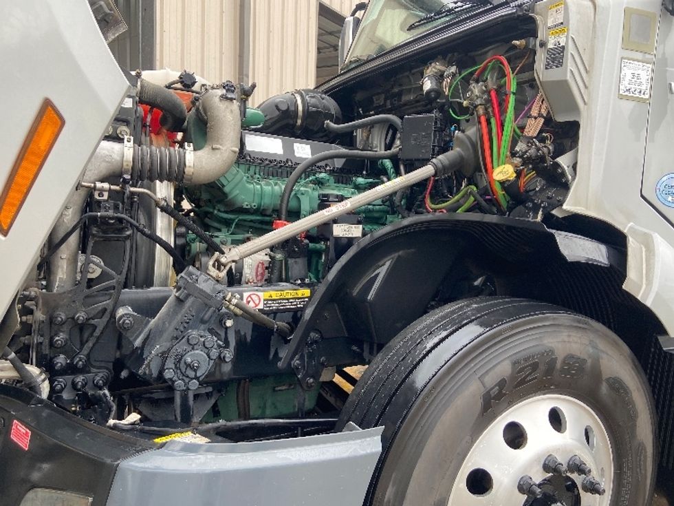 Sleeper Tractor-Heavy Duty Tractors-Volvo-2021-VNL64740-San Antonio-TX-366,200\n\t\tmiles-$ 83,500 - Image 21
