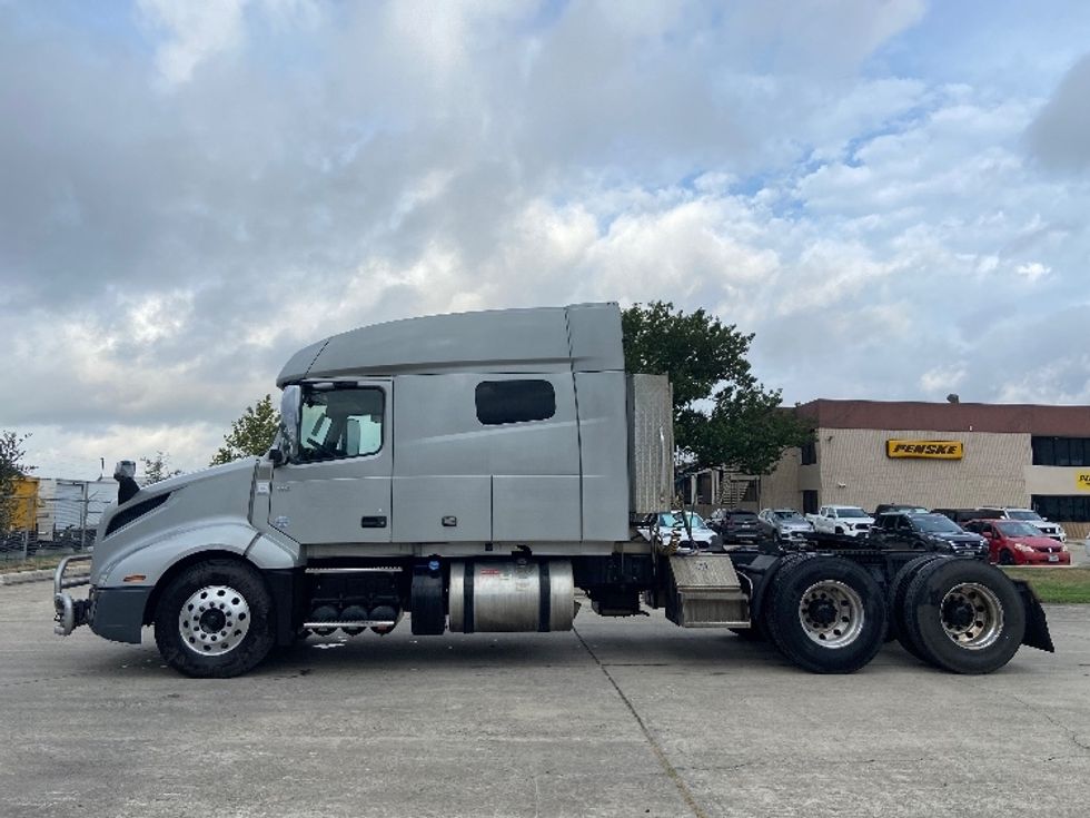 Sleeper Tractor-Heavy Duty Tractors-Volvo-2021-VNL64740-San Antonio-TX-366,200\n\t\tmiles-$ 83,500 - Image 4