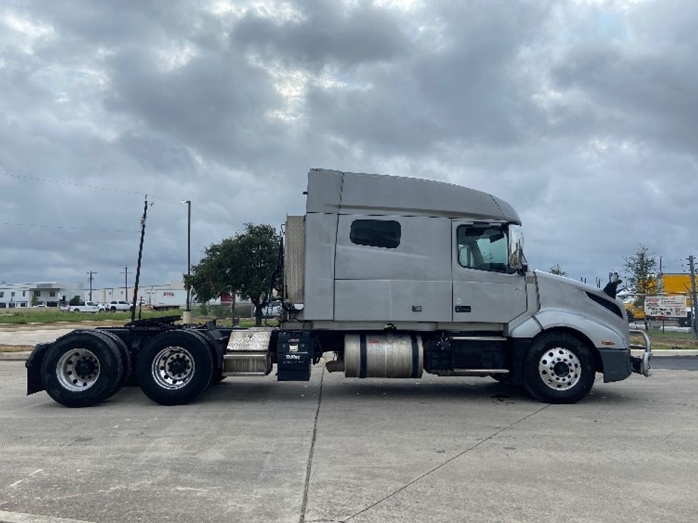 Sleeper Tractor-Heavy Duty Tractors-Volvo-2021-VNL64740-San Antonio-TX-366,200\n\t\tmiles-$ 83,500 - Image 8