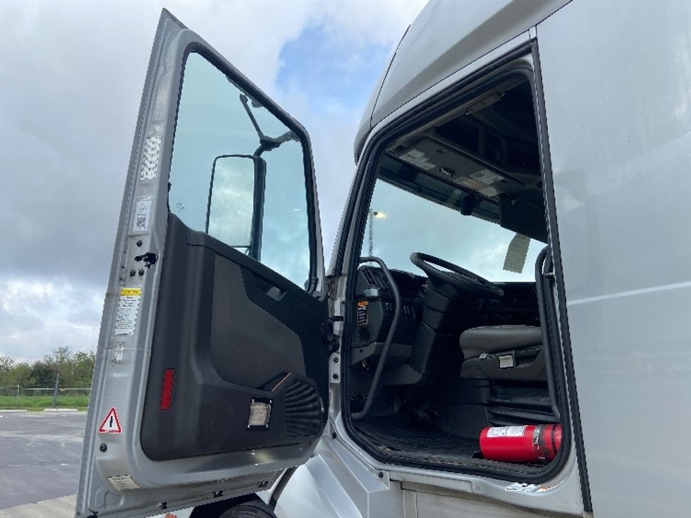 Sleeper Tractor-Heavy Duty Tractors-Volvo-2021-VNL64740-San Antonio-TX-366,200\n\t\tmiles-$ 83,500 - Image 9