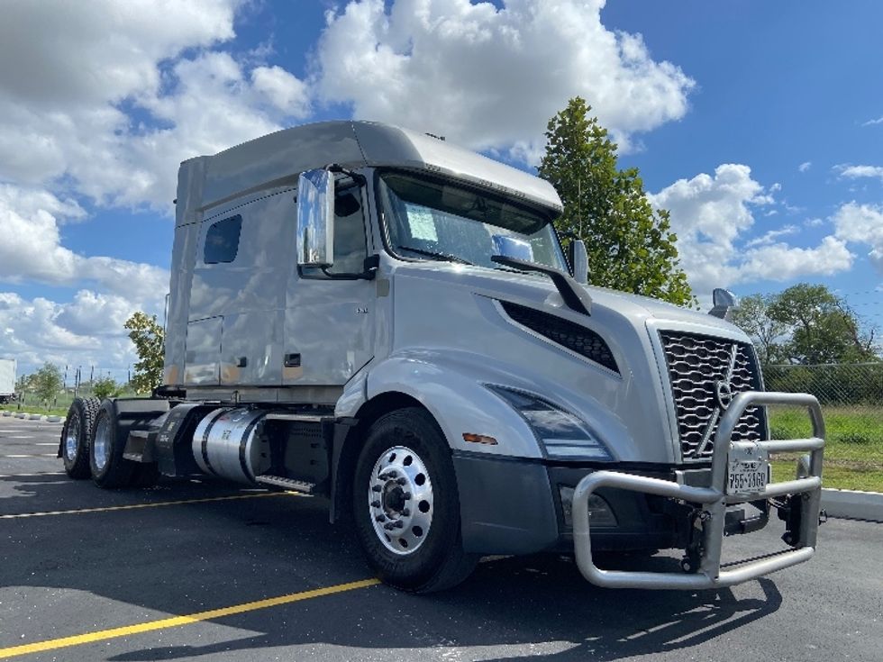 Sleeper Tractor-Heavy Duty Tractors-Volvo-2021-VNL64740-San Antonio-TX-414,597\n\t\tmiles-$ 80,250 - Image 1
