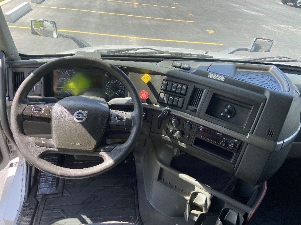 Sleeper Tractor-Heavy Duty Tractors-Volvo-2021-VNL64740-San Antonio-TX-414,597\n\t\tmiles-$ 80,250 - Image 11