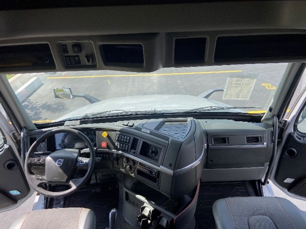 Sleeper Tractor-Heavy Duty Tractors-Volvo-2021-VNL64740-San Antonio-TX-414,597\n\t\tmiles-$ 80,250 - Image 12