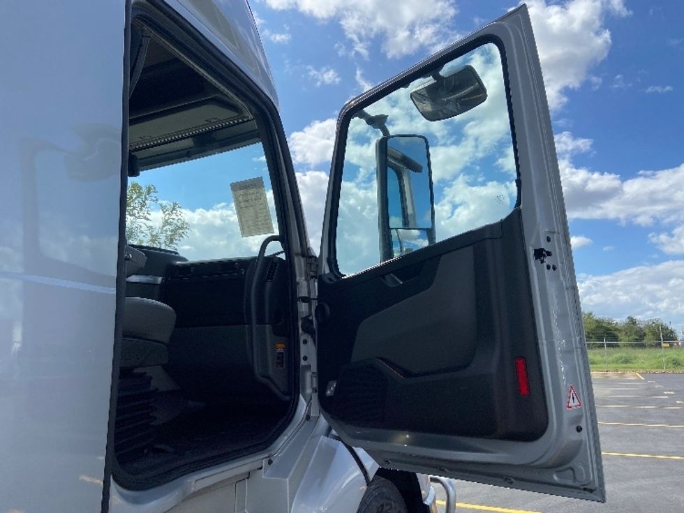 Sleeper Tractor-Heavy Duty Tractors-Volvo-2021-VNL64740-San Antonio-TX-414,597\n\t\tmiles-$ 80,250 - Image 13