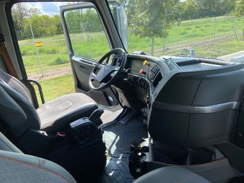Sleeper Tractor-Heavy Duty Tractors-Volvo-2021-VNL64740-San Antonio-TX-414,597\n\t\tmiles-$ 80,250 - Image 15