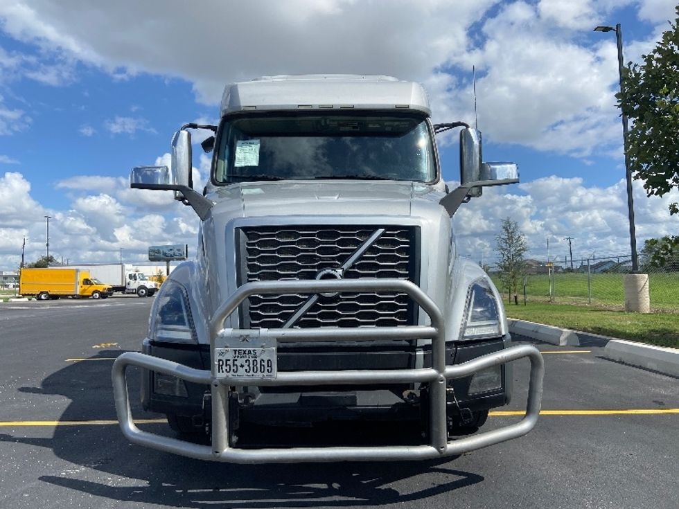 Sleeper Tractor-Heavy Duty Tractors-Volvo-2021-VNL64740-San Antonio-TX-414,597\n\t\tmiles-$ 80,250 - Image 2