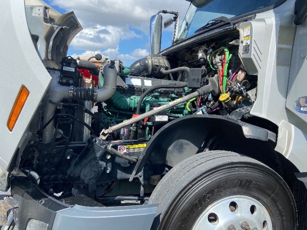Sleeper Tractor-Heavy Duty Tractors-Volvo-2021-VNL64740-San Antonio-TX-414,597\n\t\tmiles-$ 80,250 - Image 21