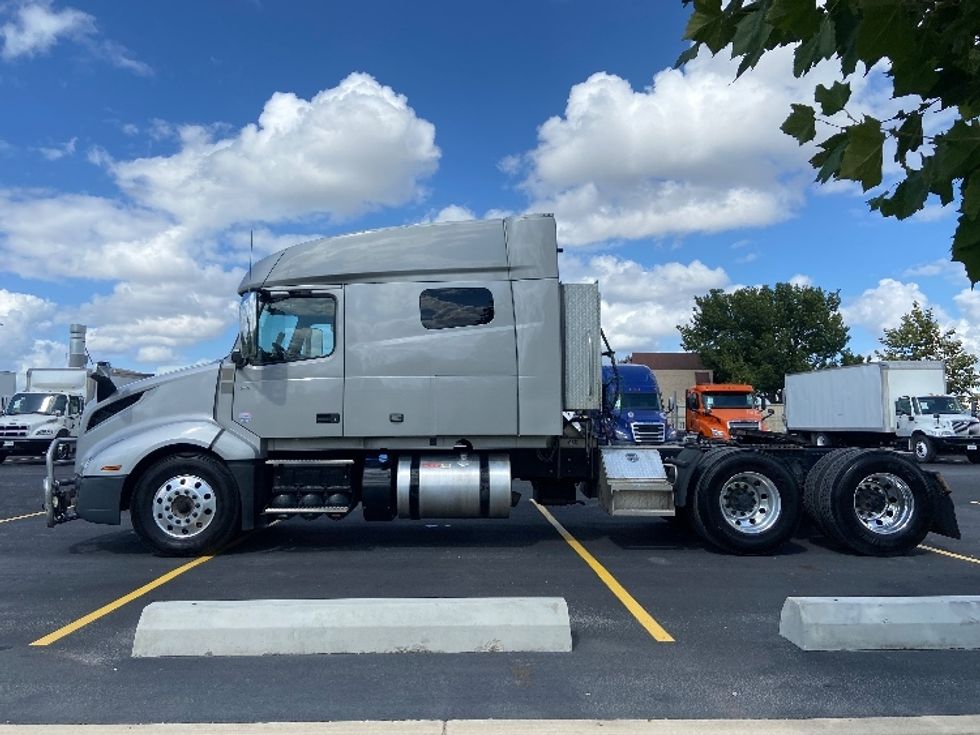 Sleeper Tractor-Heavy Duty Tractors-Volvo-2021-VNL64740-San Antonio-TX-414,597\n\t\tmiles-$ 80,250 - Image 4