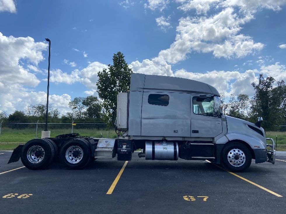 Sleeper Tractor-Heavy Duty Tractors-Volvo-2021-VNL64740-San Antonio-TX-414,597\n\t\tmiles-$ 80,250 - Image 8
