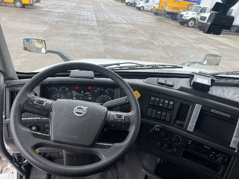 Sleeper Tractor-Heavy Duty Tractors-Volvo-2021-VNL64740-West Fargo-ND-482,256\n\t\tmiles-$ 59,500 - Image 11