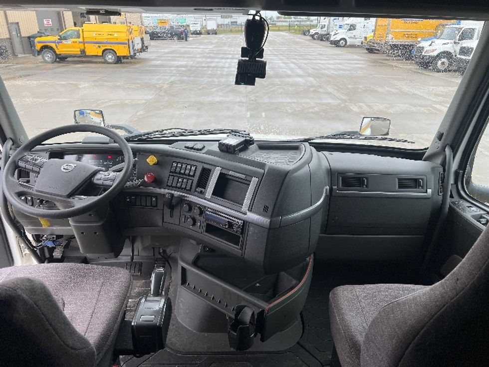 Sleeper Tractor-Heavy Duty Tractors-Volvo-2021-VNL64740-West Fargo-ND-482,256\n\t\tmiles-$ 59,500 - Image 12