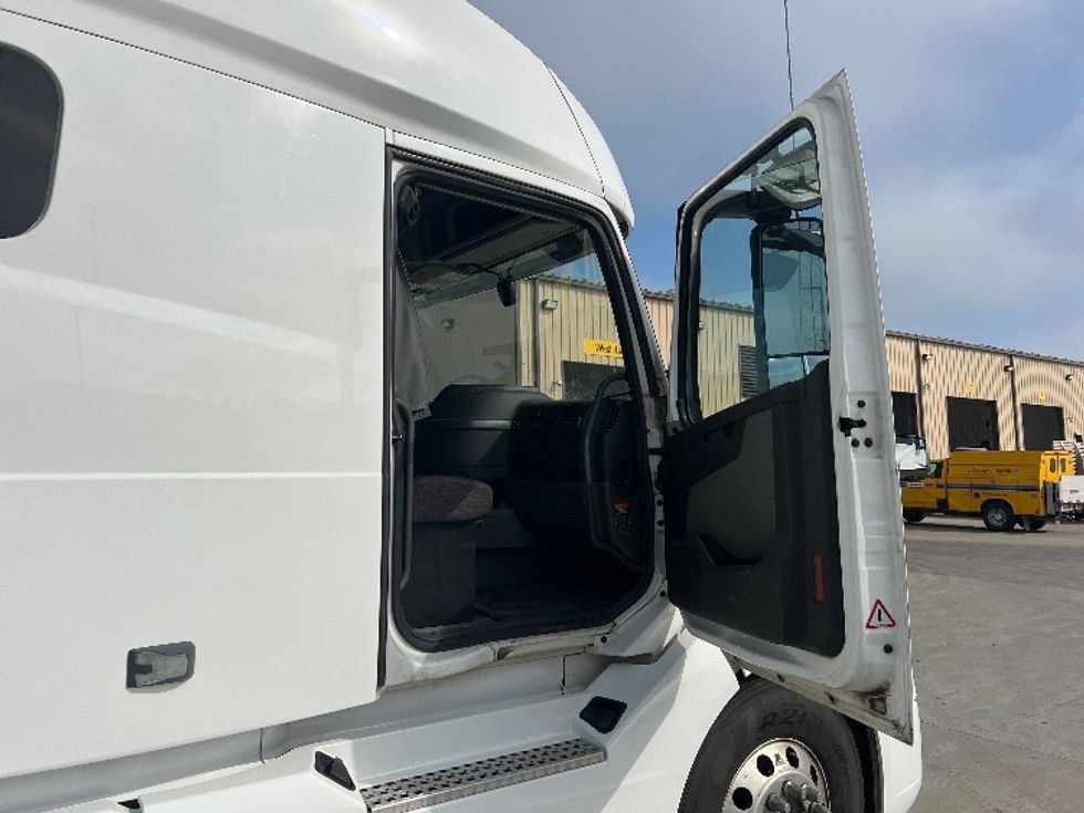 Sleeper Tractor-Heavy Duty Tractors-Volvo-2021-VNL64740-West Fargo-ND-482,256\n\t\tmiles-$ 59,500 - Image 13