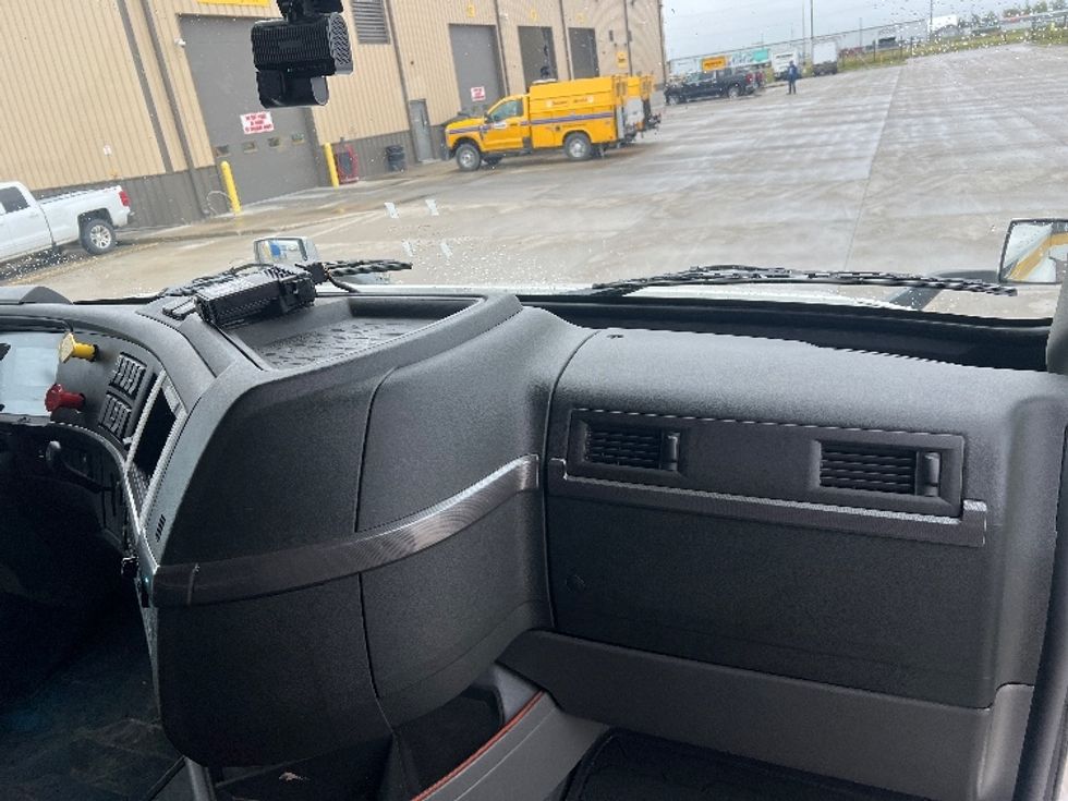 Sleeper Tractor-Heavy Duty Tractors-Volvo-2021-VNL64740-West Fargo-ND-482,256\n\t\tmiles-$ 59,500 - Image 14