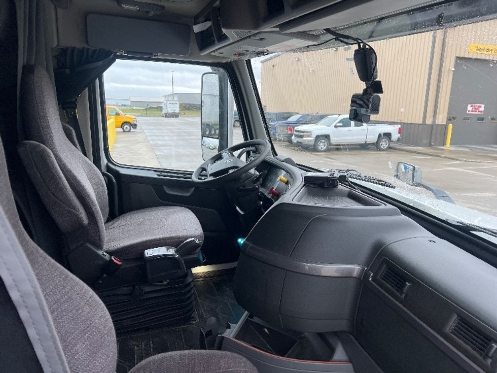 Sleeper Tractor-Heavy Duty Tractors-Volvo-2021-VNL64740-West Fargo-ND-482,256\n\t\tmiles-$ 59,500 - Image 15