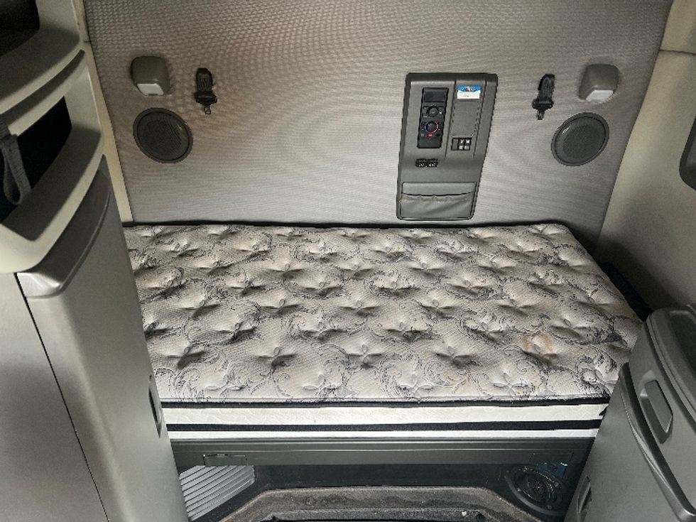 Sleeper Tractor-Heavy Duty Tractors-Volvo-2021-VNL64740-West Fargo-ND-482,256\n\t\tmiles-$ 59,500 - Image 16