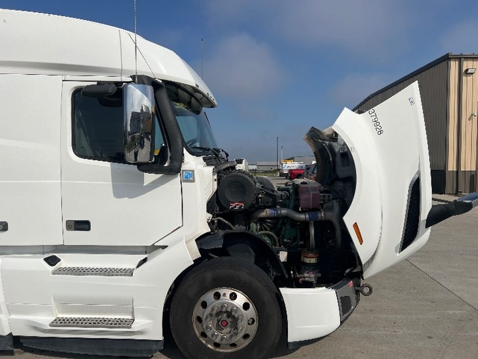 Sleeper Tractor-Heavy Duty Tractors-Volvo-2021-VNL64740-West Fargo-ND-482,256\n\t\tmiles-$ 59,500 - Image 20