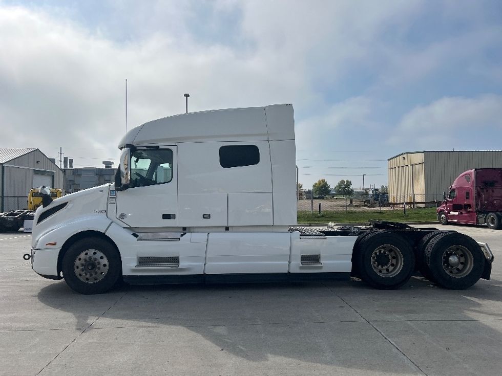 Sleeper Tractor-Heavy Duty Tractors-Volvo-2021-VNL64740-West Fargo-ND-482,256\n\t\tmiles-$ 59,500 - Image 4