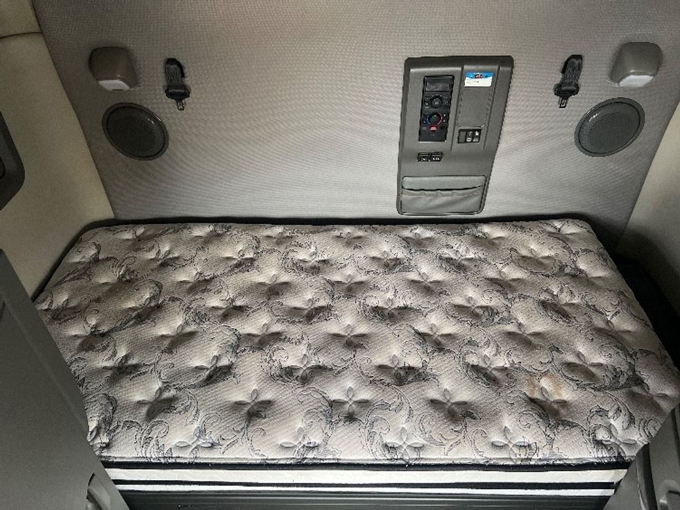 Sleeper Tractor-Heavy Duty Tractors-Volvo-2021-VNL64740-West Fargo-ND-482,256\n\t\tmiles-$ 64,500 - Image 17