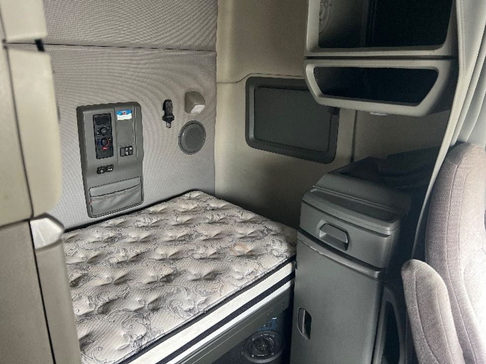 Sleeper Tractor-Heavy Duty Tractors-Volvo-2021-VNL64740-West Fargo-ND-482,256\n\t\tmiles-$ 64,500 - Image 18