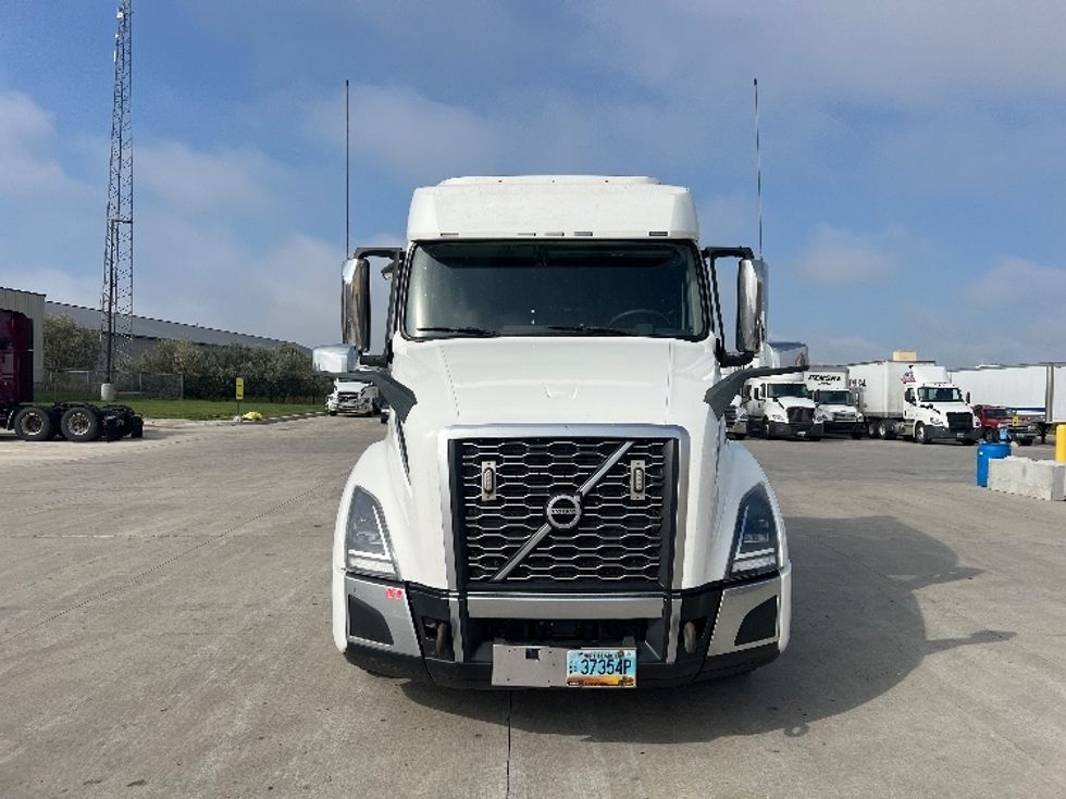 Sleeper Tractor-Heavy Duty Tractors-Volvo-2021-VNL64740-West Fargo-ND-482,256\n\t\tmiles-$ 64,500 - Image 2