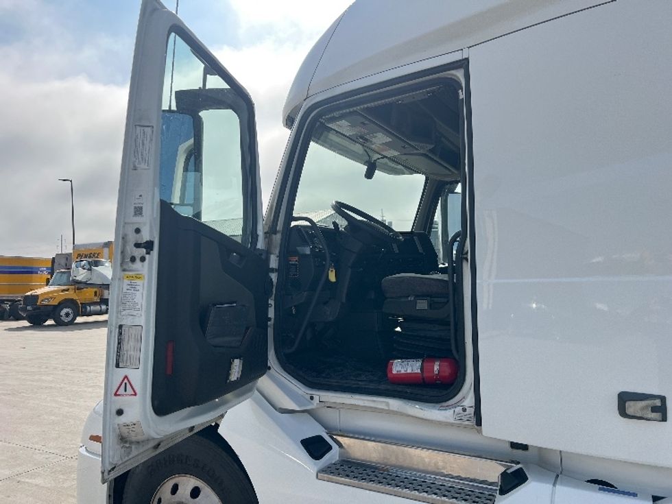 Sleeper Tractor-Heavy Duty Tractors-Volvo-2021-VNL64740-West Fargo-ND-482,256\n\t\tmiles-$ 64,500 - Image 9