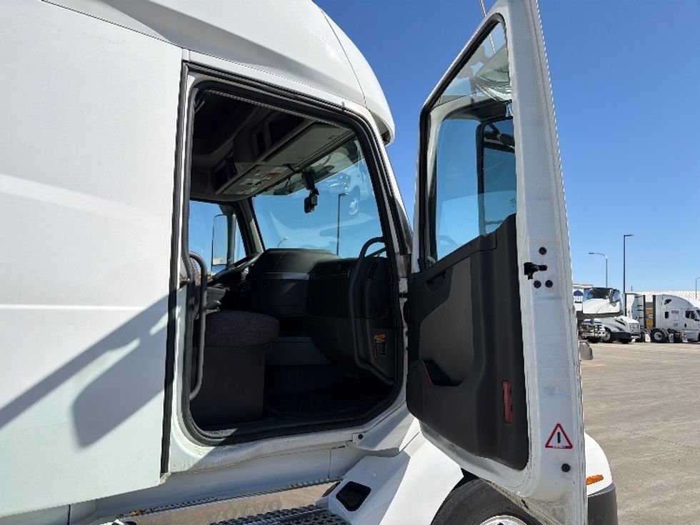 Sleeper Tractor-Heavy Duty Tractors-Volvo-2021-VNL64740-West Fargo-ND-570,899\n\t\tmiles-$ 54,250 - Image 13