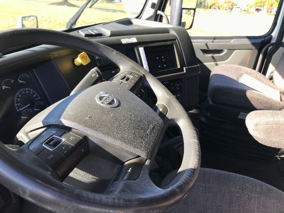 Sleeper Tractor-Heavy Duty Tractors-Volvo-2021-VNL64760-Allentown-PA-458,415\n\t\tmiles-$ 70,250 - Image 10