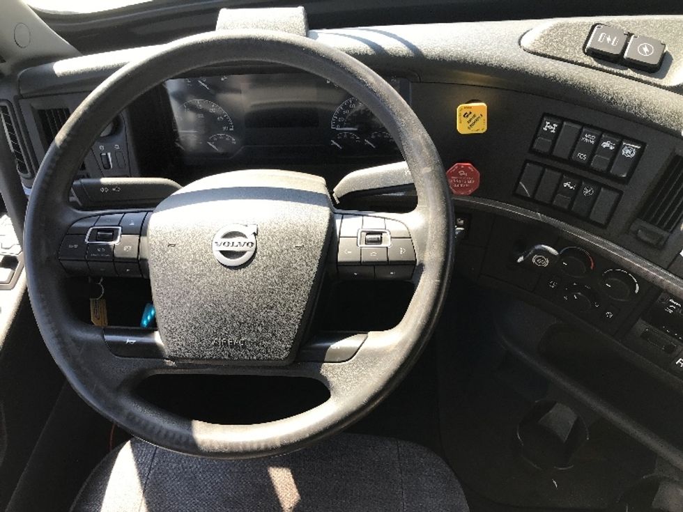 Sleeper Tractor-Heavy Duty Tractors-Volvo-2021-VNL64760-Allentown-PA-458,415\n\t\tmiles-$ 70,250 - Image 11