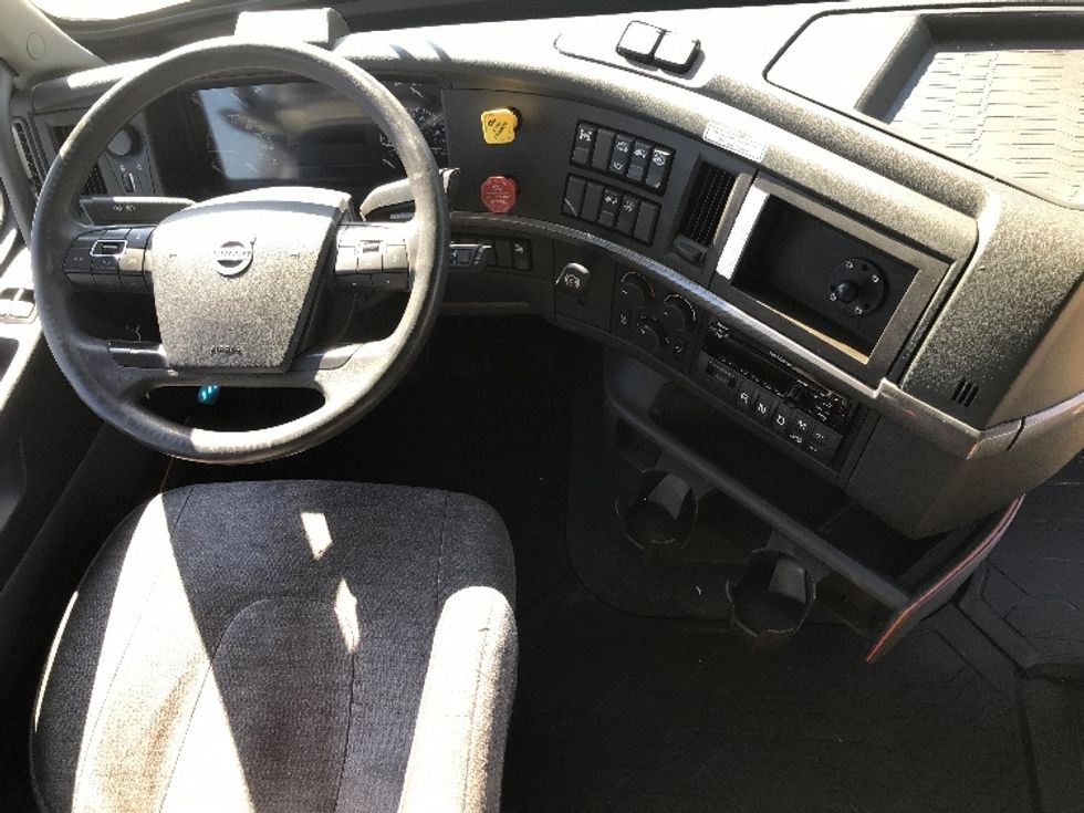 Sleeper Tractor-Heavy Duty Tractors-Volvo-2021-VNL64760-Allentown-PA-458,415\n\t\tmiles-$ 70,250 - Image 12