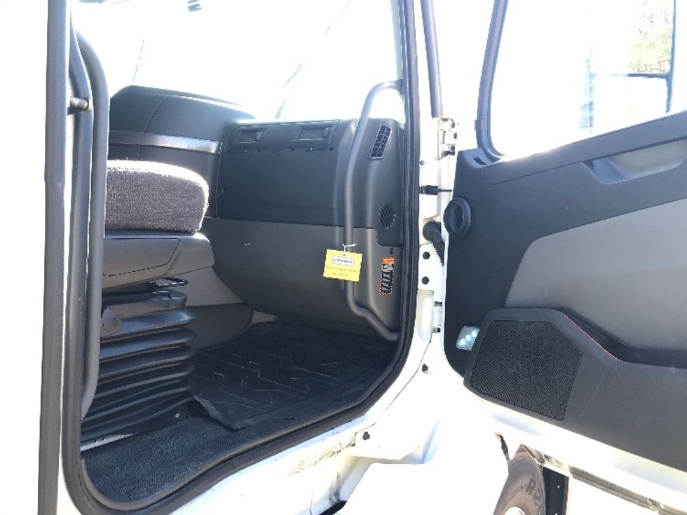 Sleeper Tractor-Heavy Duty Tractors-Volvo-2021-VNL64760-Allentown-PA-458,415\n\t\tmiles-$ 70,250 - Image 13