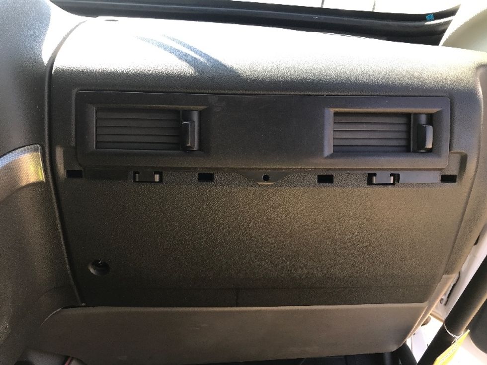 Sleeper Tractor-Heavy Duty Tractors-Volvo-2021-VNL64760-Allentown-PA-458,415\n\t\tmiles-$ 70,250 - Image 14