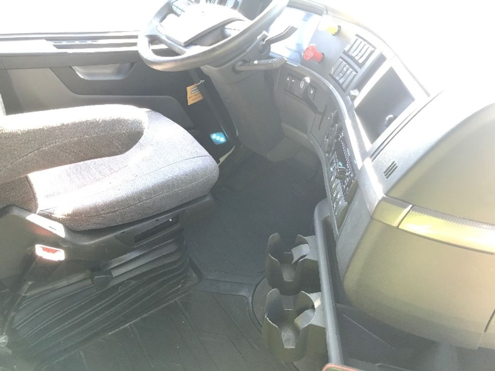 Sleeper Tractor-Heavy Duty Tractors-Volvo-2021-VNL64760-Allentown-PA-458,415\n\t\tmiles-$ 70,250 - Image 15
