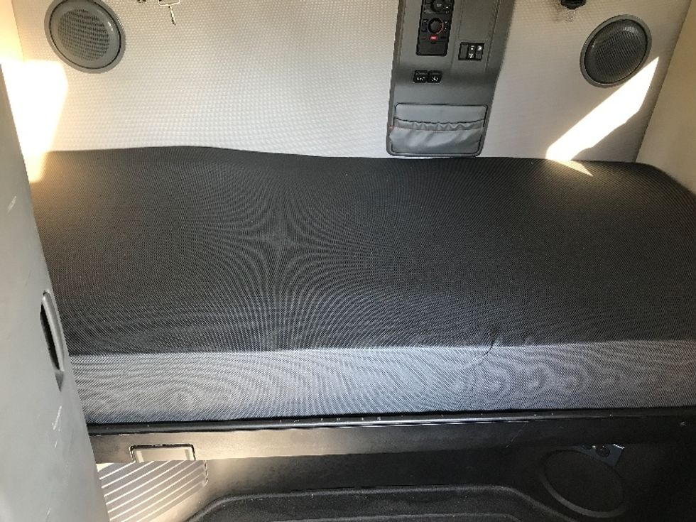 Sleeper Tractor-Heavy Duty Tractors-Volvo-2021-VNL64760-Allentown-PA-458,415\n\t\tmiles-$ 70,250 - Image 16