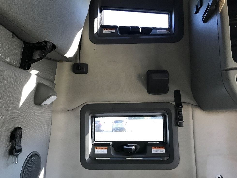 Sleeper Tractor-Heavy Duty Tractors-Volvo-2021-VNL64760-Allentown-PA-458,415\n\t\tmiles-$ 70,250 - Image 17