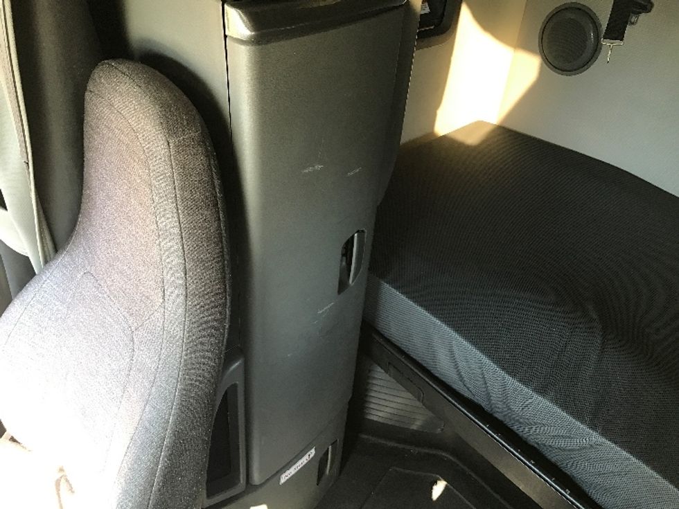 Sleeper Tractor-Heavy Duty Tractors-Volvo-2021-VNL64760-Allentown-PA-458,415\n\t\tmiles-$ 70,250 - Image 18