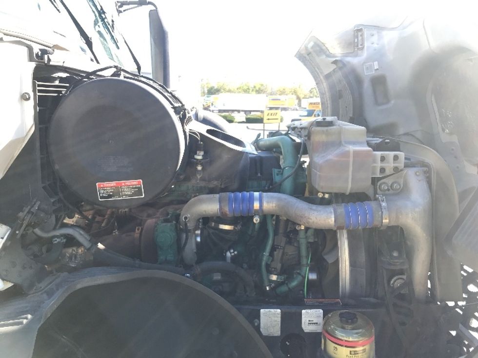 Sleeper Tractor-Heavy Duty Tractors-Volvo-2021-VNL64760-Allentown-PA-458,415\n\t\tmiles-$ 70,250 - Image 19