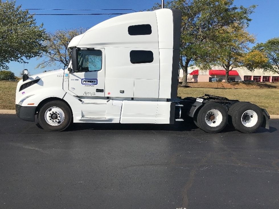 Sleeper Tractor-Heavy Duty Tractors-Volvo-2021-VNL64760-Allentown-PA-458,415\n\t\tmiles-$ 70,250 - Image 4