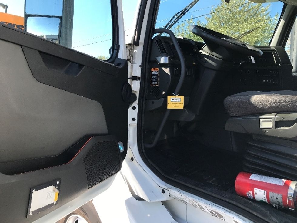 Sleeper Tractor-Heavy Duty Tractors-Volvo-2021-VNL64760-Allentown-PA-458,415\n\t\tmiles-$ 70,250 - Image 9