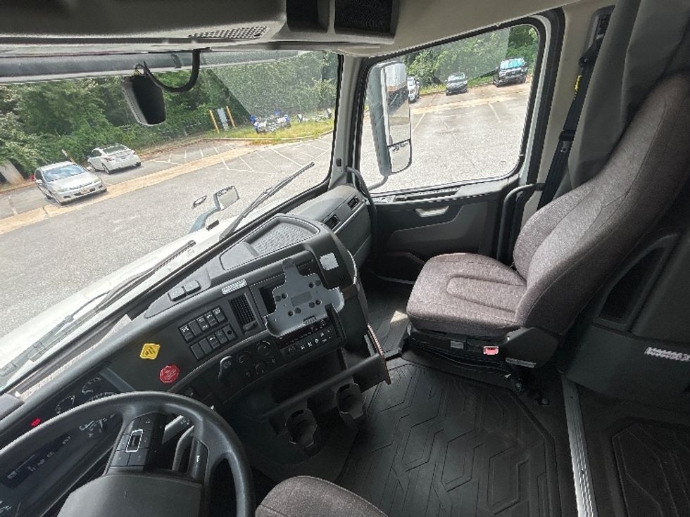 Sleeper Tractor-Heavy Duty Tractors-Volvo-2021-VNL64760-Anderson-SC-485,020\n\t\tmiles-$ 69,000 - Image 10