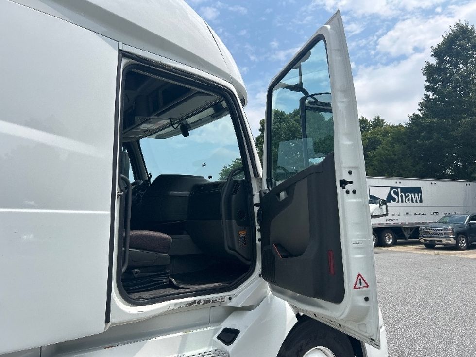Sleeper Tractor-Heavy Duty Tractors-Volvo-2021-VNL64760-Anderson-SC-485,020\n\t\tmiles-$ 69,000 - Image 13