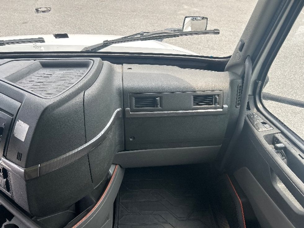 Sleeper Tractor-Heavy Duty Tractors-Volvo-2021-VNL64760-Anderson-SC-485,020\n\t\tmiles-$ 69,000 - Image 14